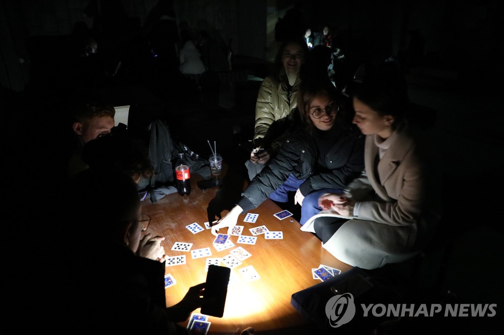 손전등 수술실·촛불 콘서트…암흑천지 '뉴노멀' 적응하는 우크라