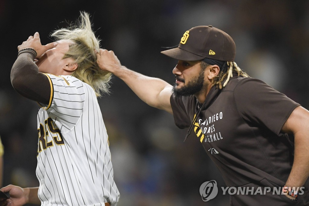 "샌디에이고, 김하성에게 유격수 맡기고 타티스 1루로 보내야"