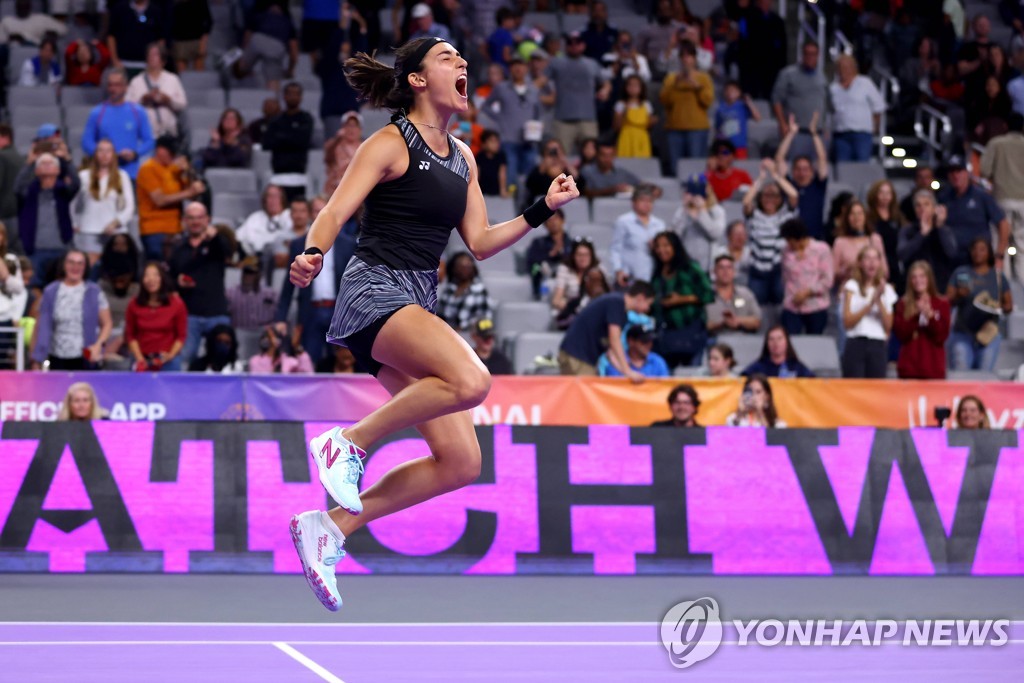 시비옹테크, WTA 투어 시즌 최종전 4강서 탈락…사발렌카에 패배