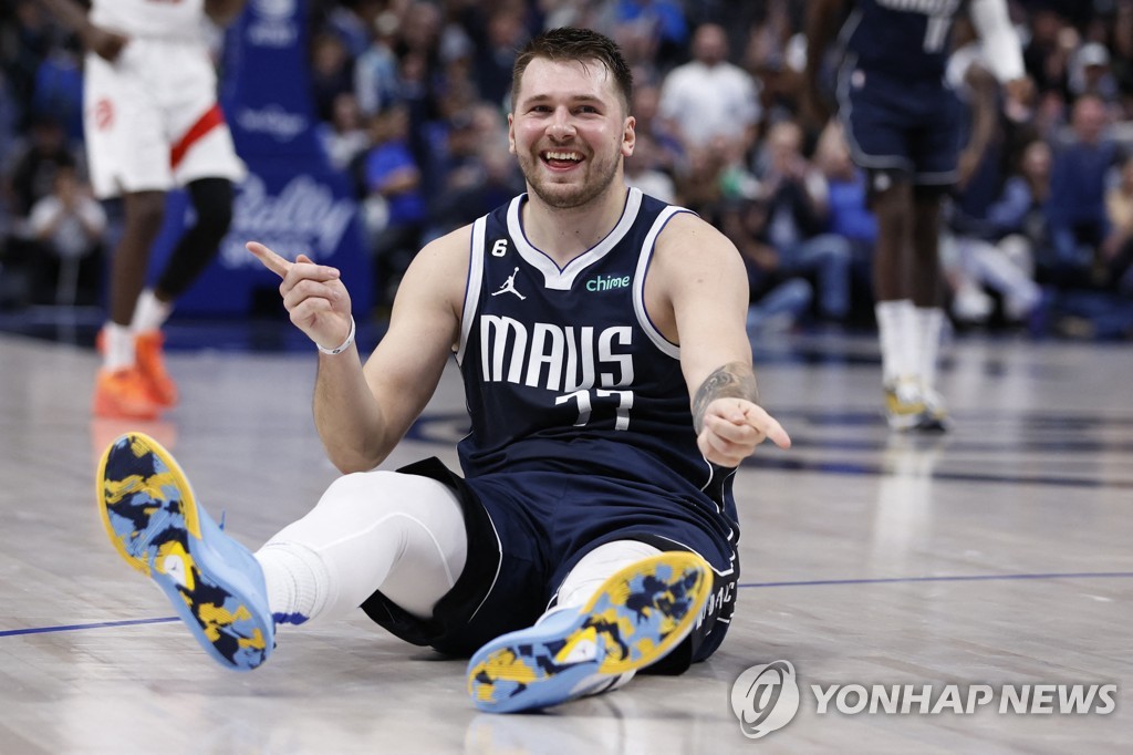 돈치치, NBA 개막 8경기 연속 '30득점 이상'…댈러스 3연승