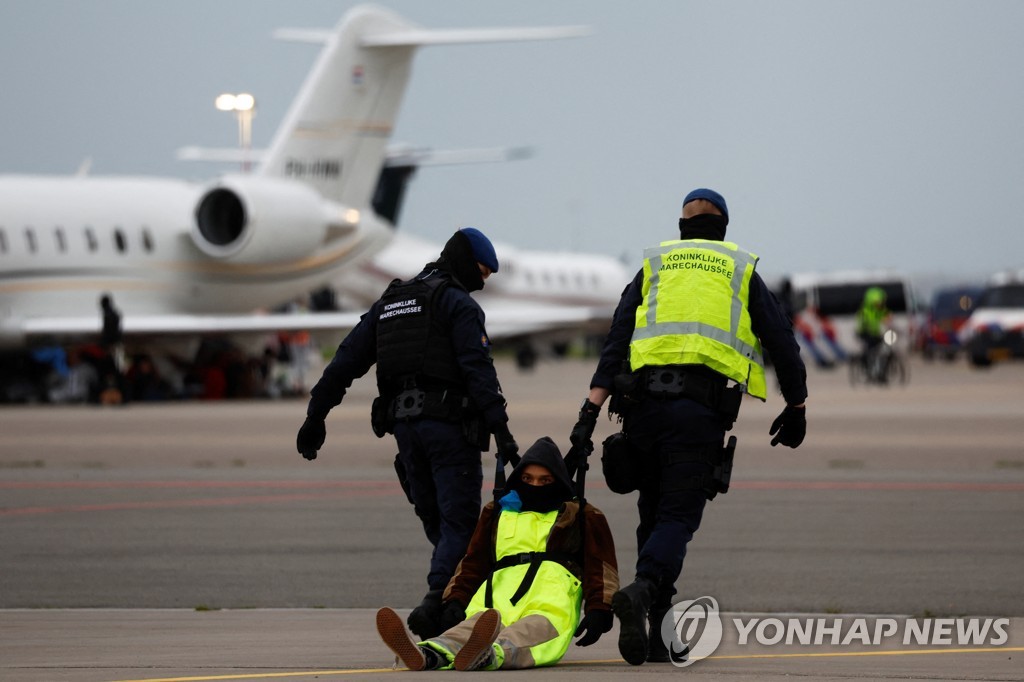 환경운동 과격화…이번엔 네덜란드 공항 점거해 운항 지연