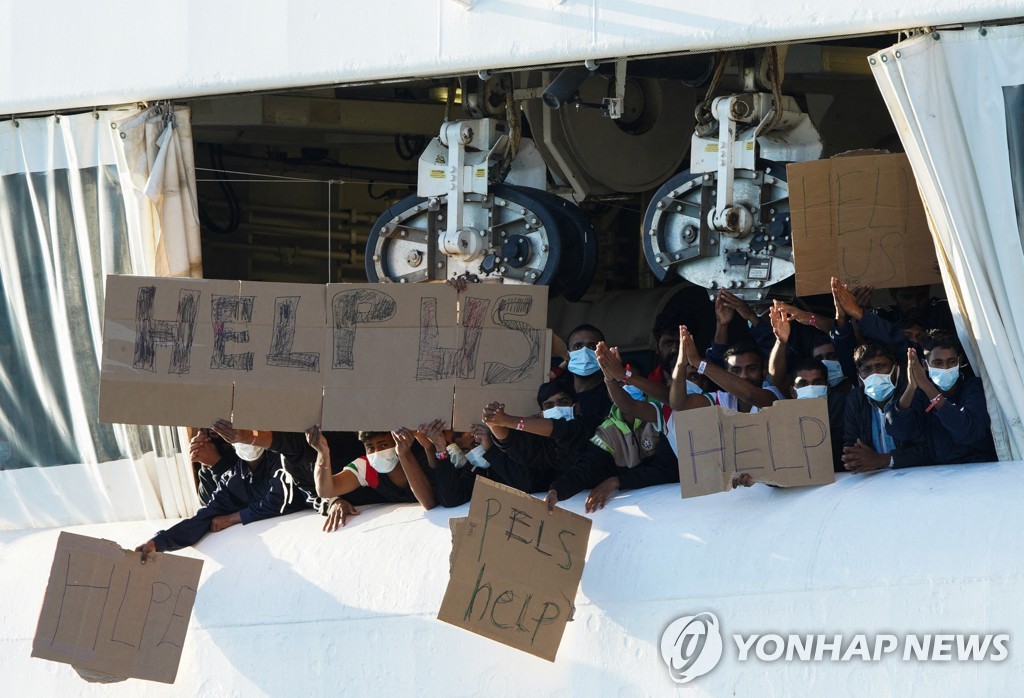 伊 난민선사태 장기화…'선별 하선'에 난민 일부 바다 뛰어들어