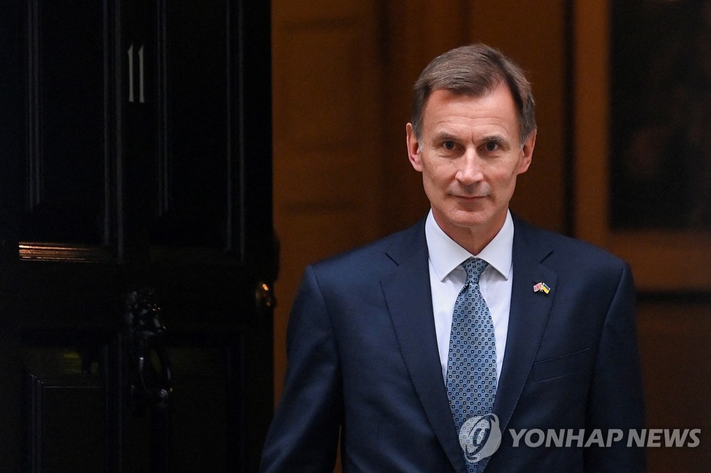 영국 허리띠 졸라매기…경기침체 중 세 부담은 역대 최고로