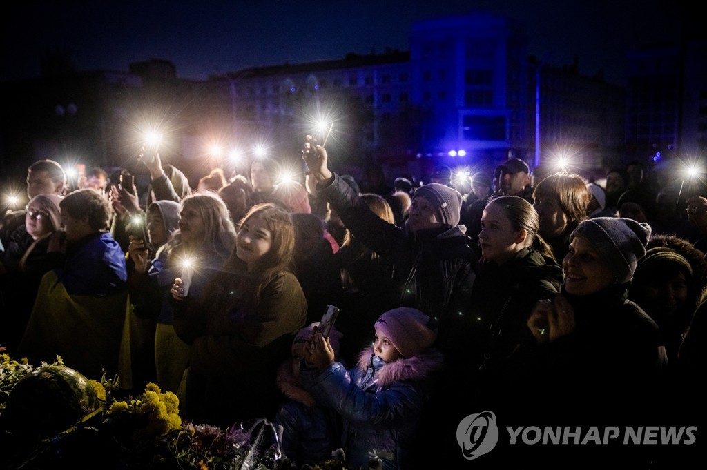 손전등 수술실·촛불 콘서트…암흑천지 '뉴노멀' 적응하는 우크라