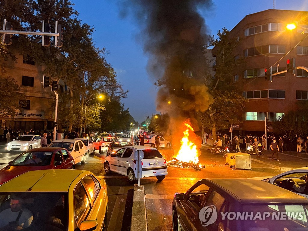 이란 혁명수비대 "반정부 시위 관련 사망자 300명 넘어"