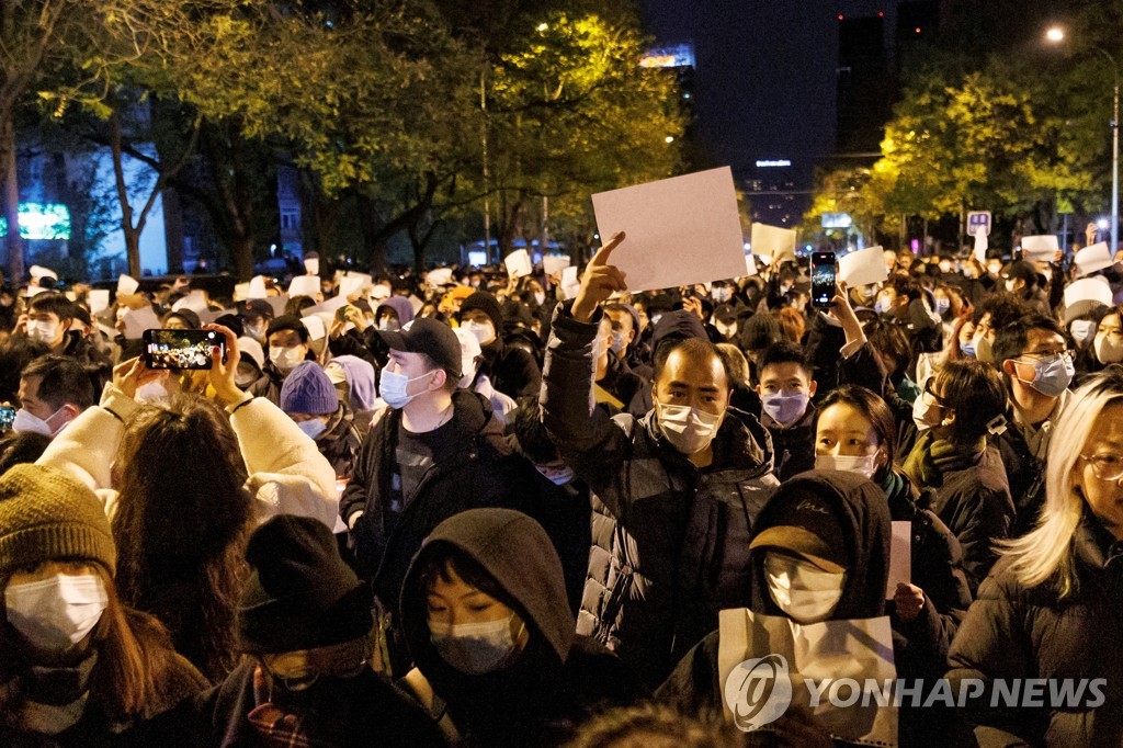 "코로나 감염자 급증 속 겨울 맞은 중국 곤경에 처해"