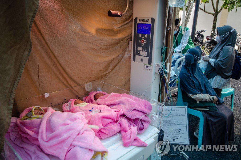 "비극 속에 희망도"…인니 서자바 지진 대피소서 아이 탄생