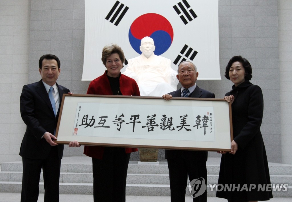 스티븐스 전대사에 '제1회 백범상'…"김구 정신 확산토록 노력"(종합)