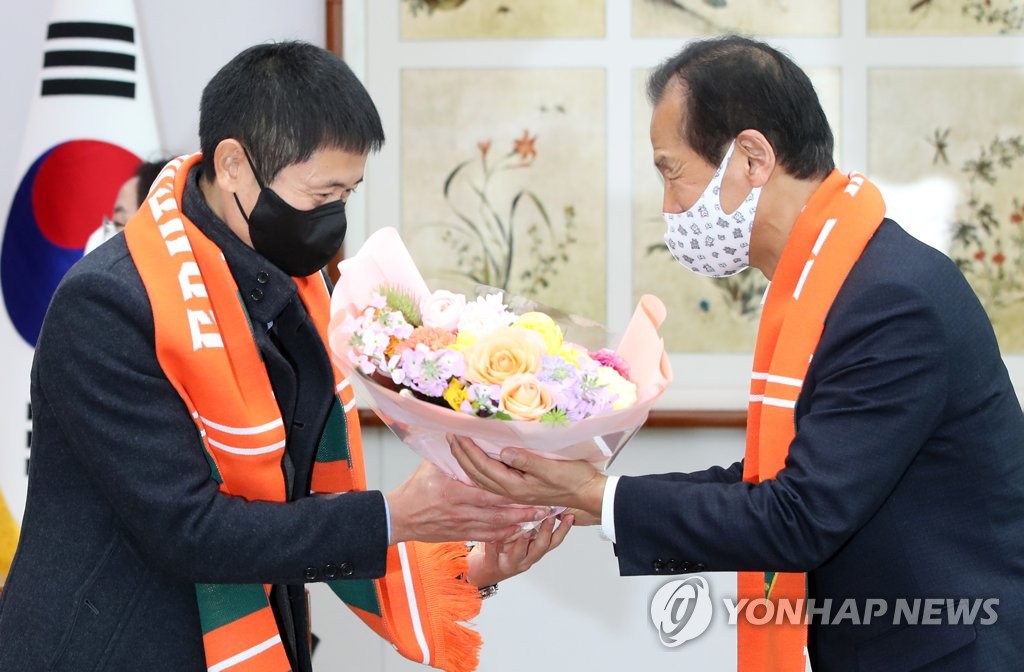 이영표 강원FC 대표 재계약 불발…"스포츠는 정치로 풀면 안 돼"