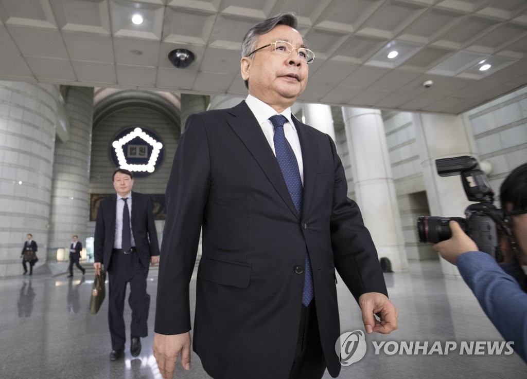 '국정농단 수사' 박수받던 박영수, '공짜 포르쉐'로 법정행