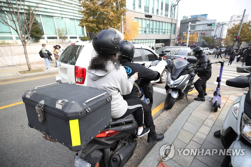 "수능 차질 없도록"…시위·파업 중단되고 숙식·교통 제공까지