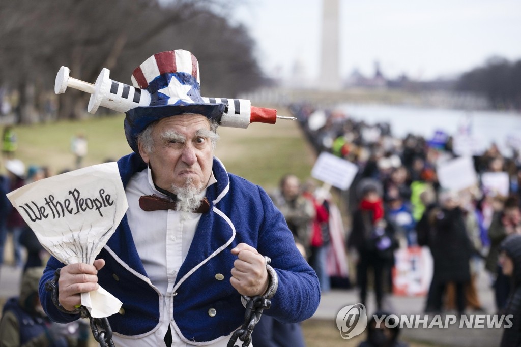 美 코로나 사망자 중 백신 접종자 절반 넘어…"추가 접종해야"