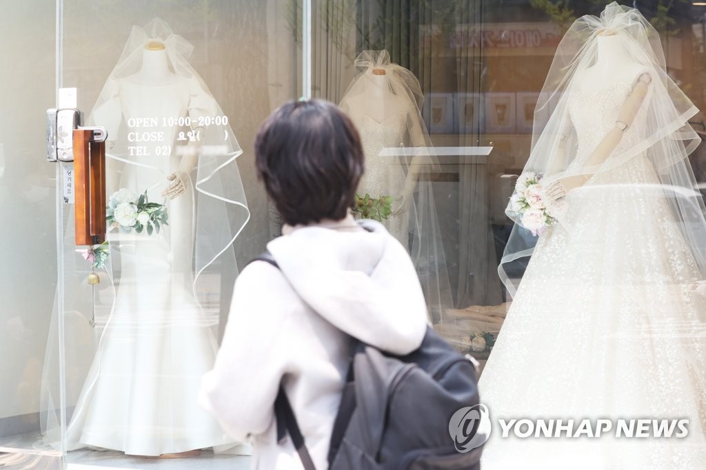 국민 절반은 '결혼 안해도 된다'…안하는 이유 1위 '돈 없어서'(종합)