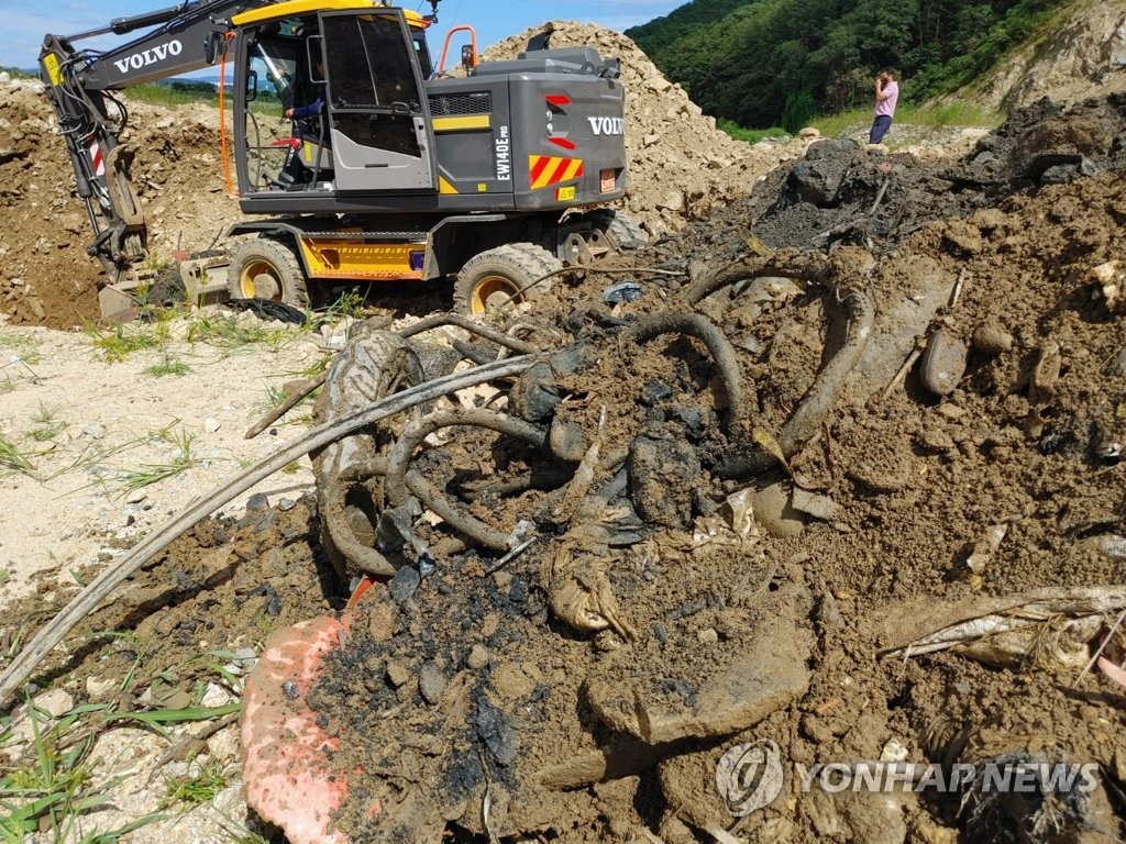 원주시, 섬강 옆 석산 부지에 폐기물 40t 불법 매립 2명 고발