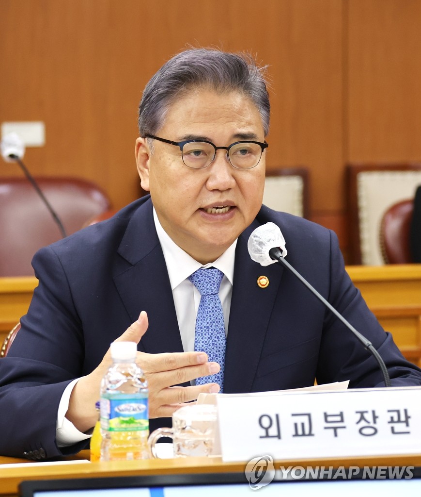 박진, 日아소와 조찬…"한일관계 합리적 해결위해 의견 청취"