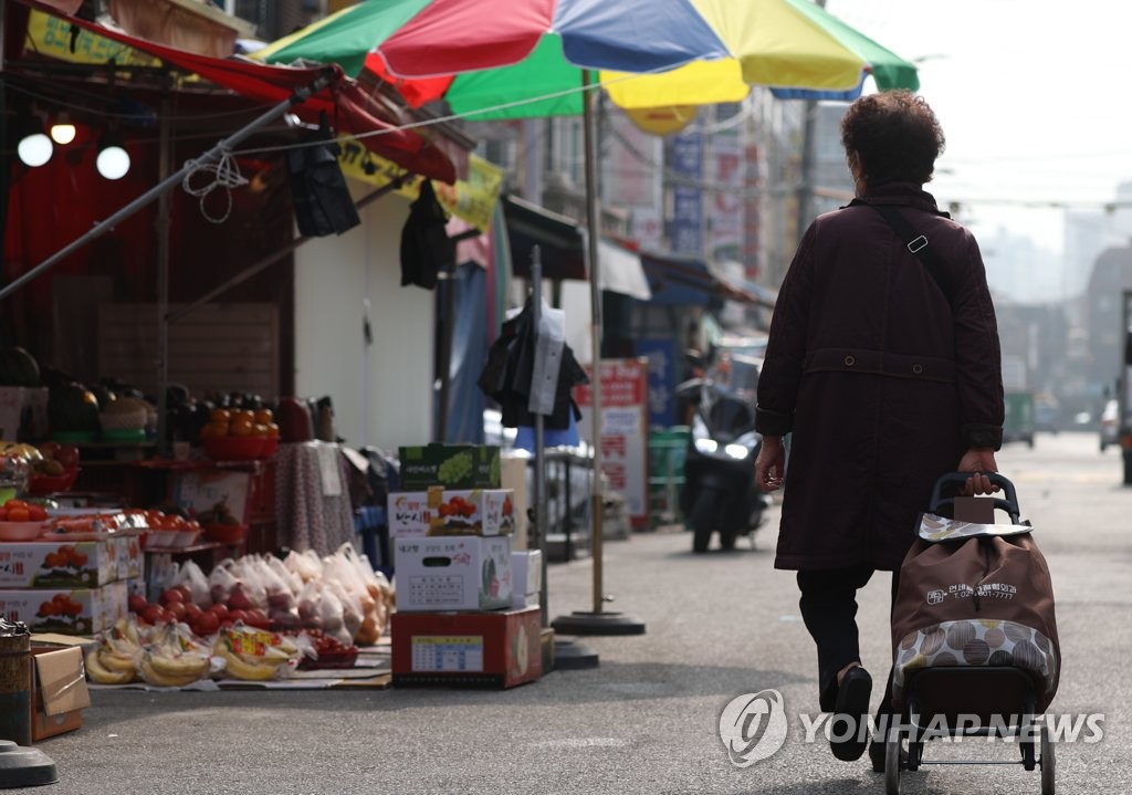 소득 하위 20% 가처분소득 절반이 식비…고물가에 시름 깊어진다