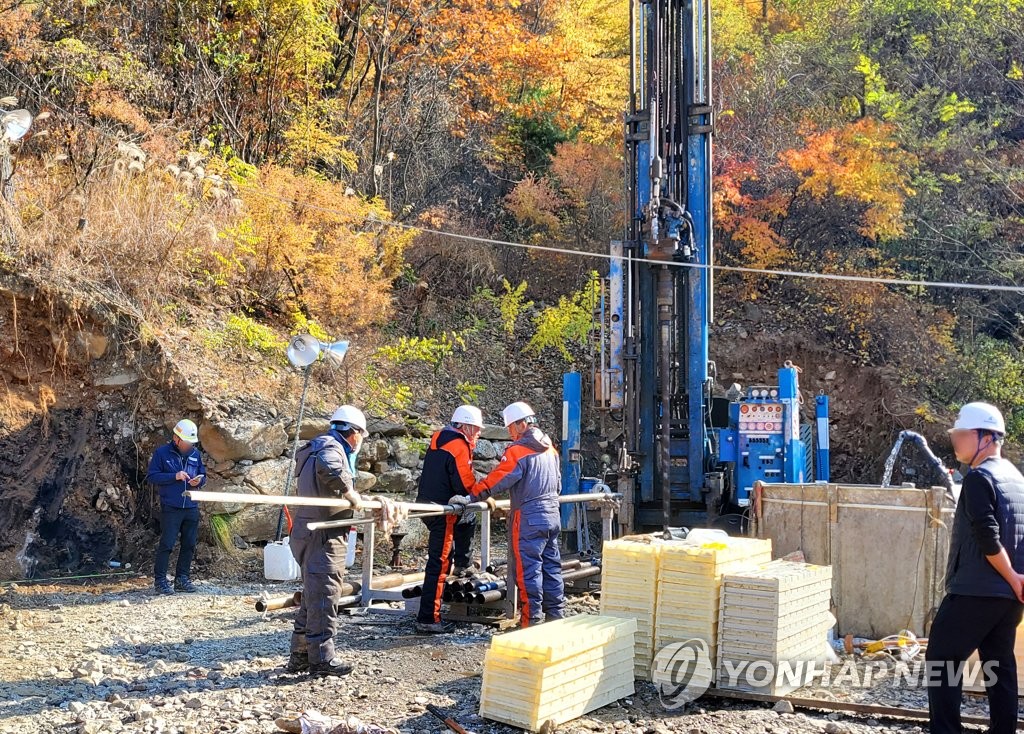 봉화 광산사고 진입로 추가 확보…음향탐지기 투입