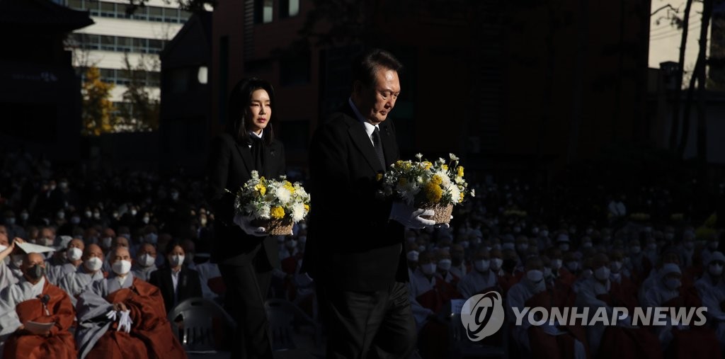 [이태원 참사] 尹 "비통하고 죄송한 마음"…추모법회 참석