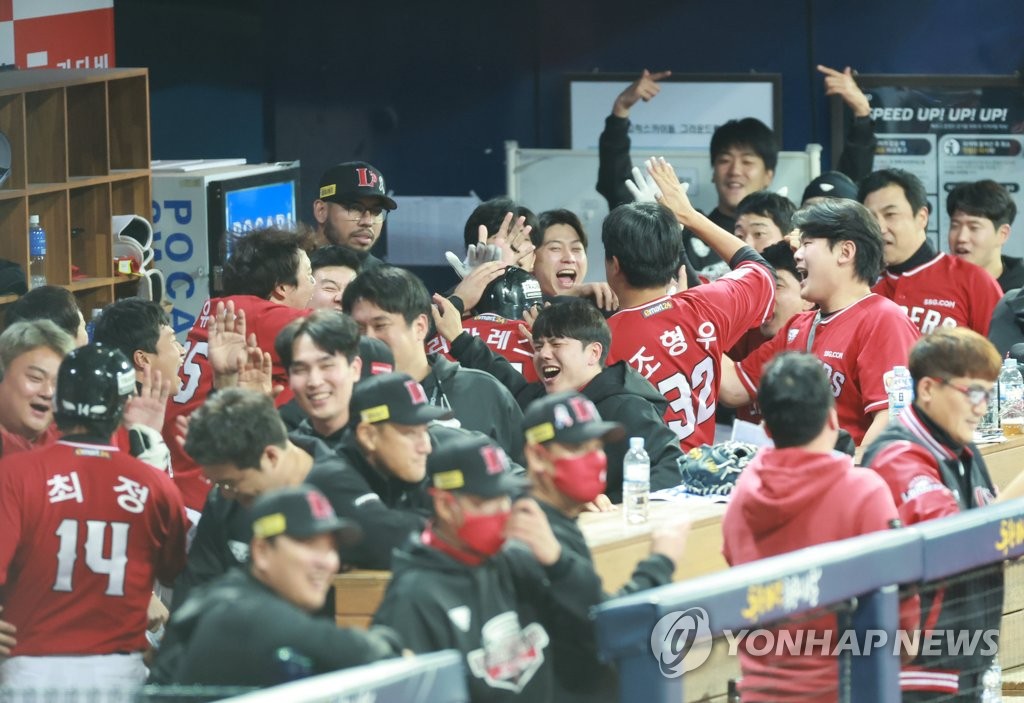 MLB 골드글러브 출신 라가레스, 장타로 SSG 살렸다(종합)