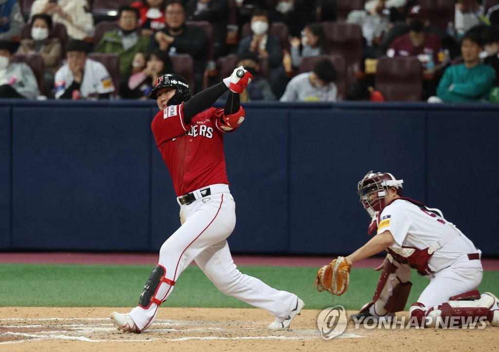 해결사 싸움도 후끈…뜨거운 최정 vs 결승타로 부활한 이정후