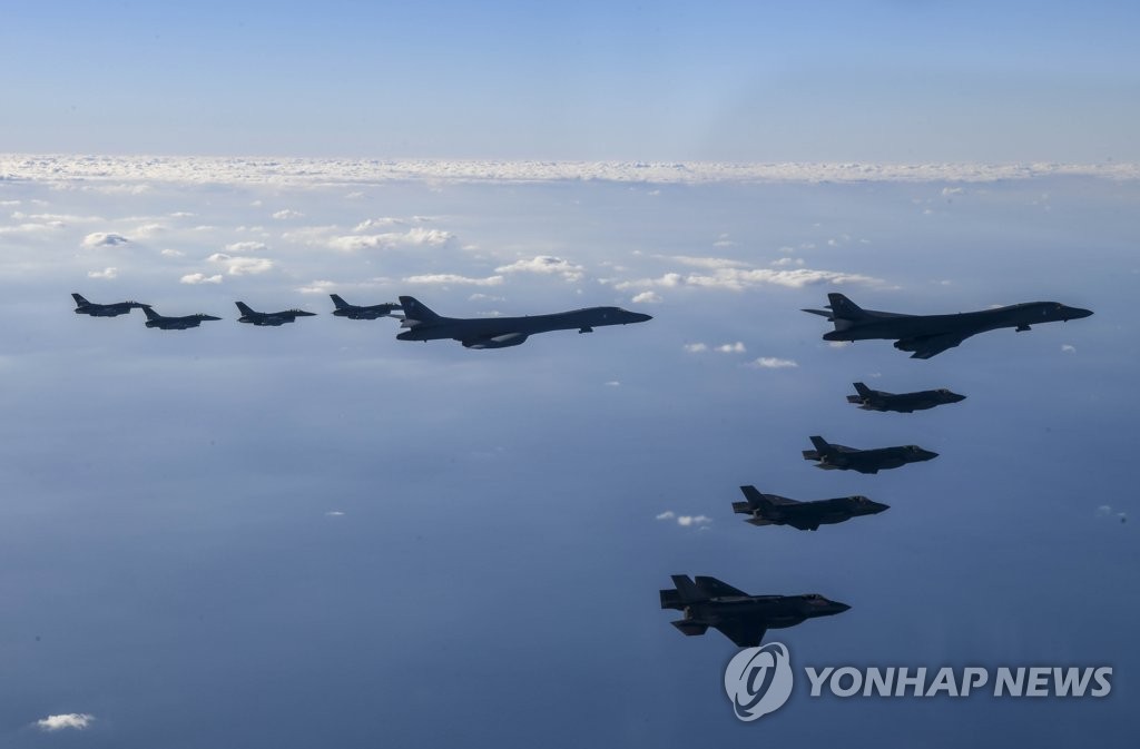 美, 전략폭격기 B-1B 北 코앞서 신속급유훈련 공개…대북경고