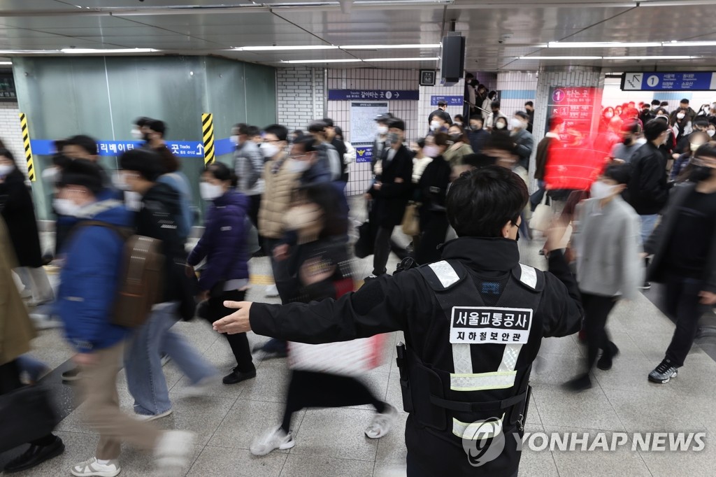 서울 지하철 1호선 아수라장…"열차에서 숨 못쉬겠다" 신고도