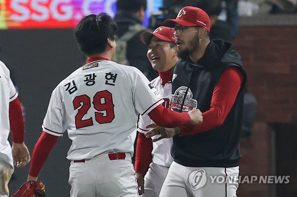 눈물로 눈덩이 부은 추신수 "후배들아 한 풀어줘 너무 고맙다"