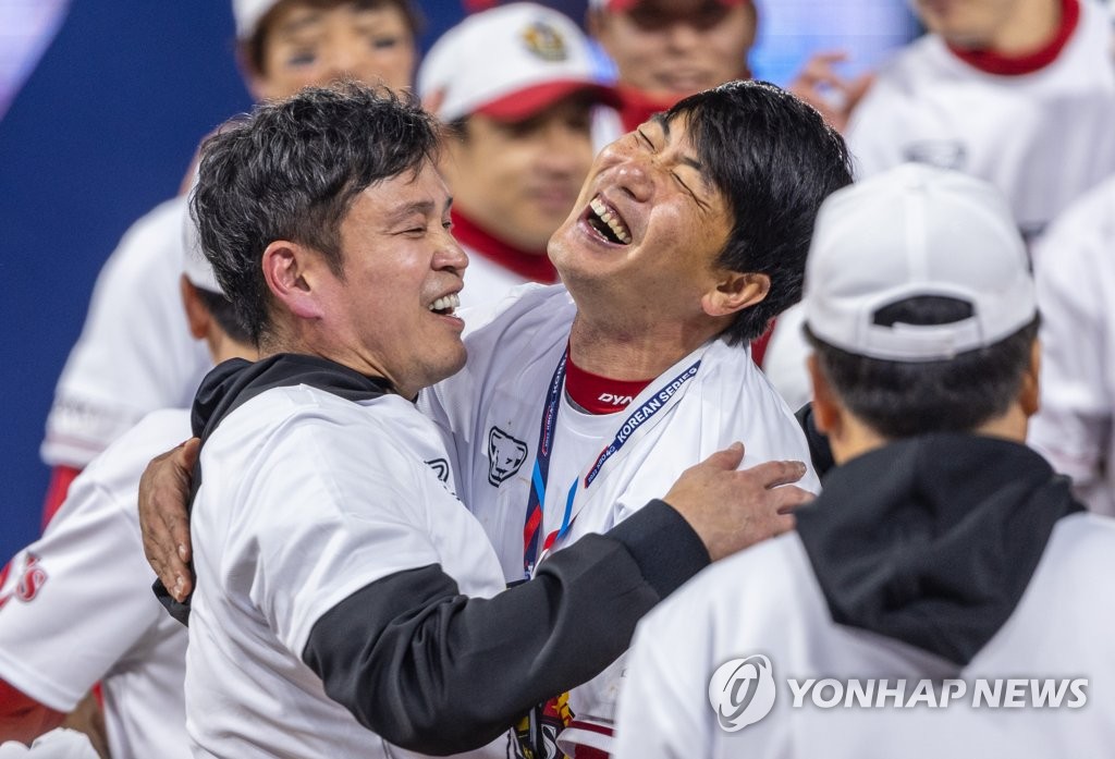 눈물로 눈덩이 부은 추신수 "후배들아 한 풀어줘 너무 고맙다"