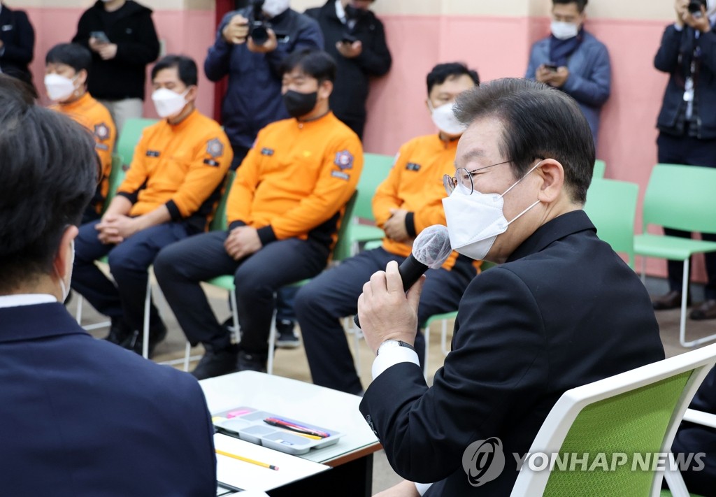 [이태원 참사] 이재명, 용산소방서 찾아 "일선 책임전가·꼬리자르기 막겠다"