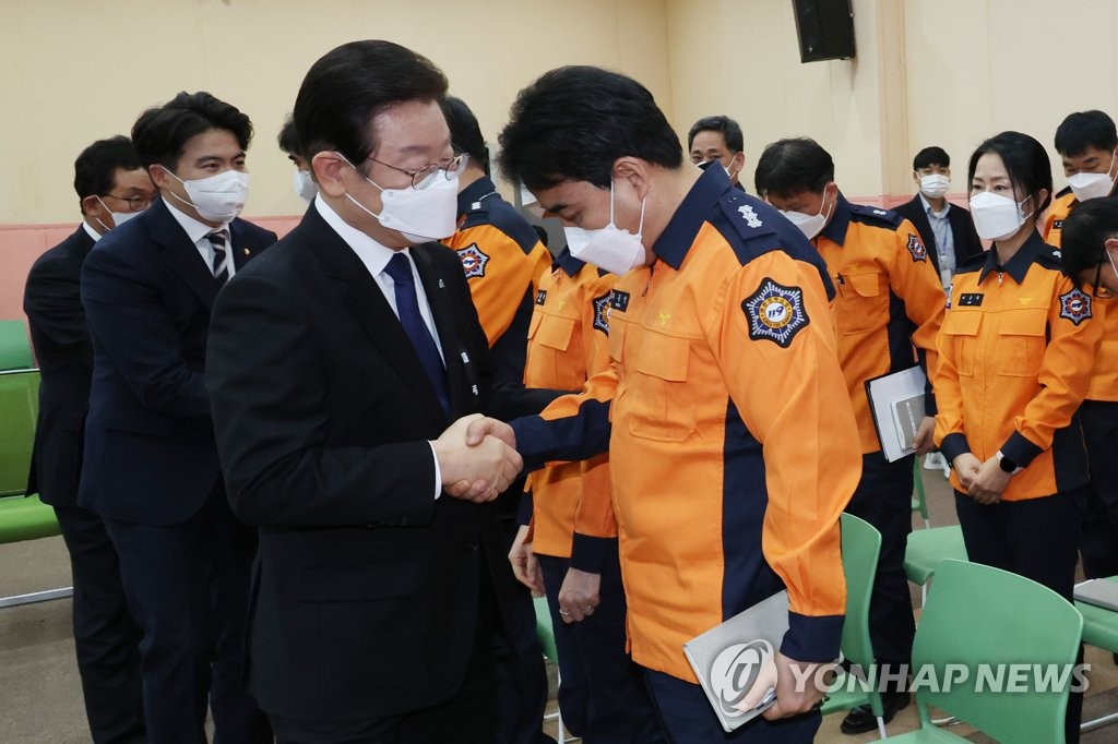 [이태원 참사] 이재명, 용산소방서 찾아 "일선 책임전가·꼬리자르기 막겠다"