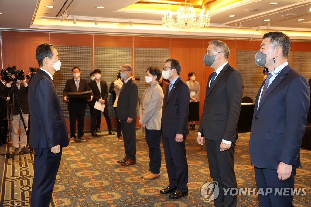 한총리, 수소경제위원회 주재…"세계 1위 수소산업 육성 목표"