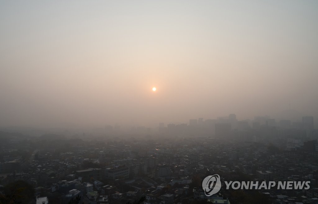 오늘도 미세먼지에 뿌연 하늘…기온은 평년보다 높아