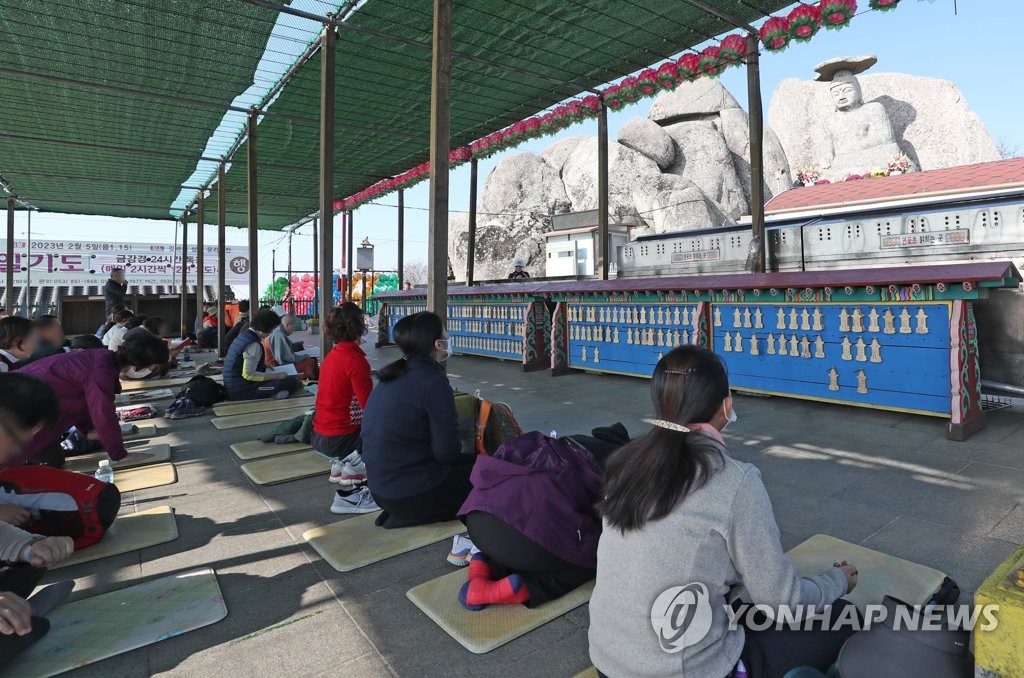 일주일 앞둔 수능…팔공산 갓바위 합격기원 행렬 이어져