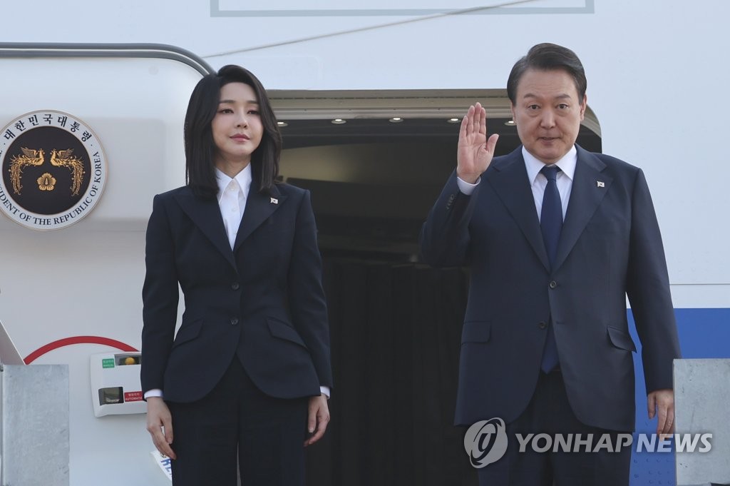 尹대통령, 캄보디아로 출국…환송나온 이상민에 '어깨 툭'(종합)