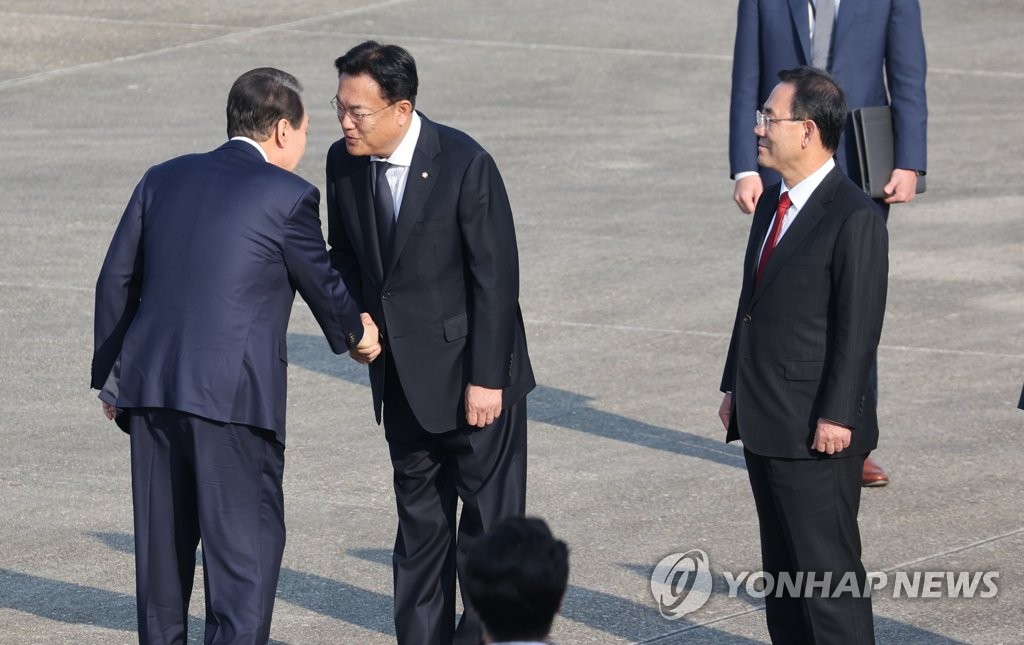 尹, 與지도부와 3시간20분 관저서 송년만찬…주호영과 포옹(종합2보)