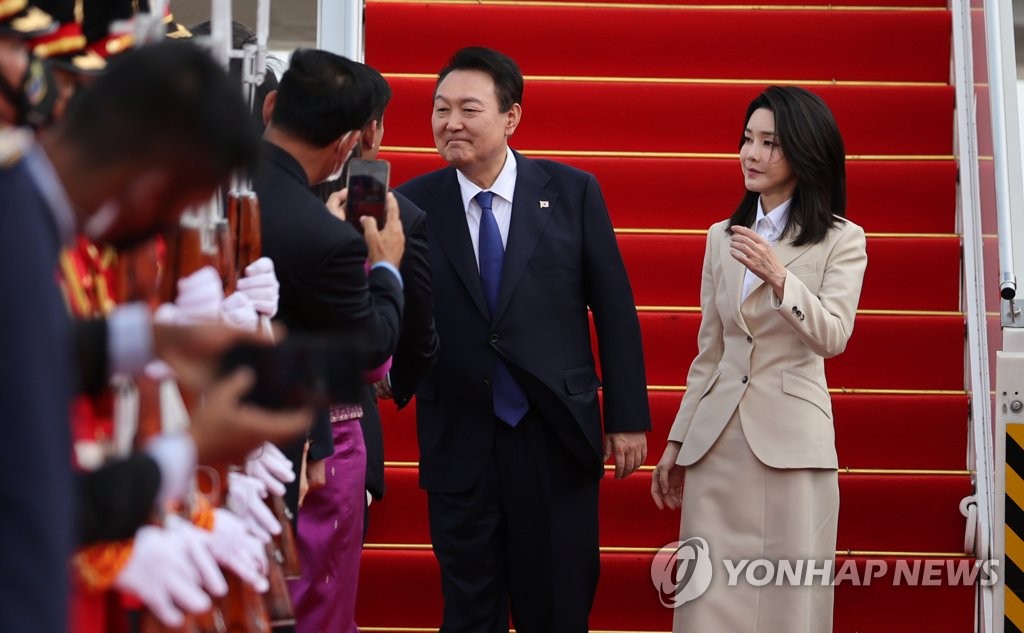 尹대통령, 캄보디아 도착…아세안 정상외교 돌입