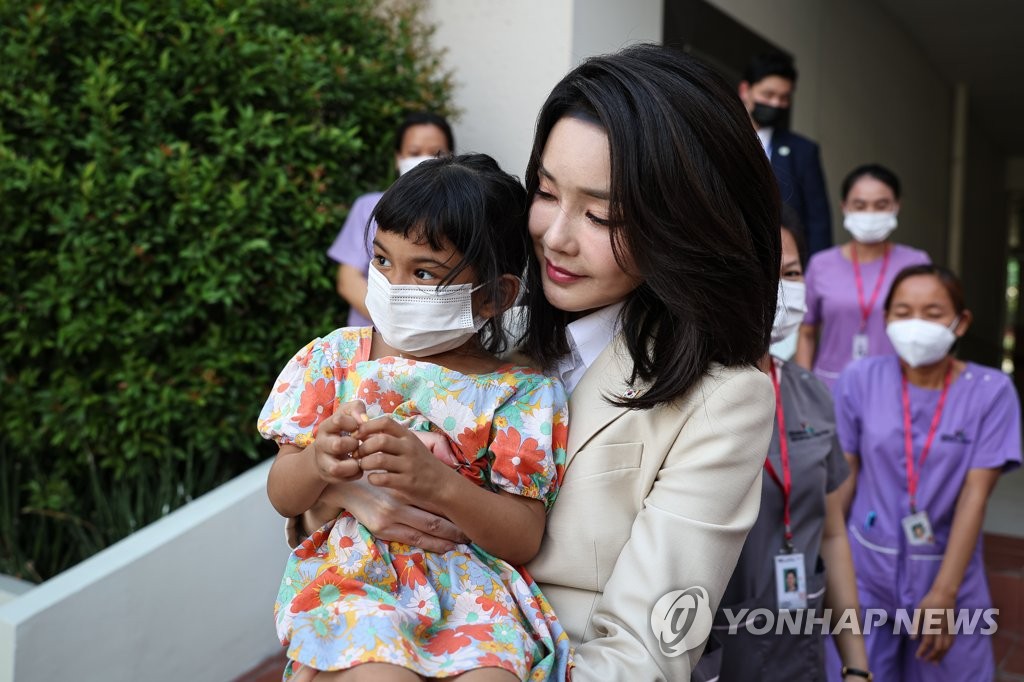 野 "김여사, 노마스크로 캄보디아 병원 방문…부적절한 행동"