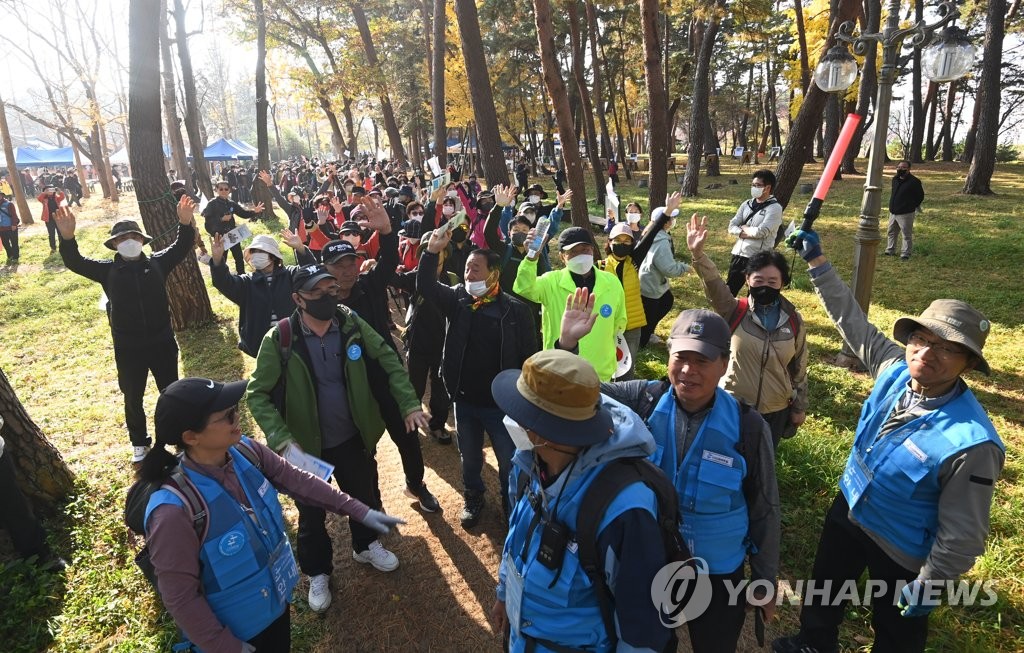 대체로 흐린 날씨 속 전국 곳곳 막바지 단풍 행렬 '북적'