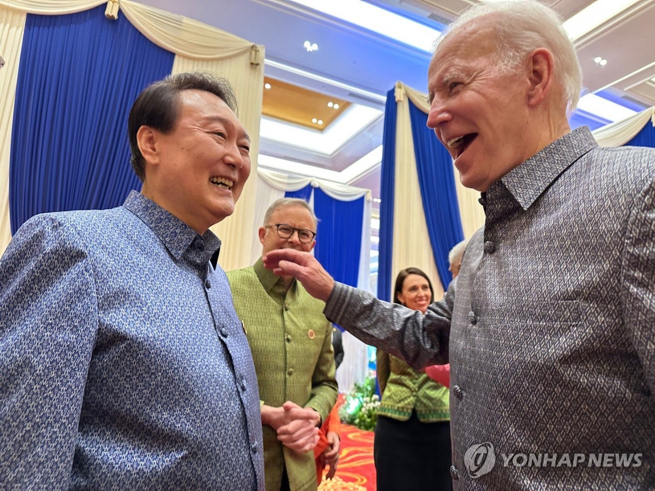 尹대통령, 만찬서 바이든과 환담…김건희 여사는 팔짱도(종합)