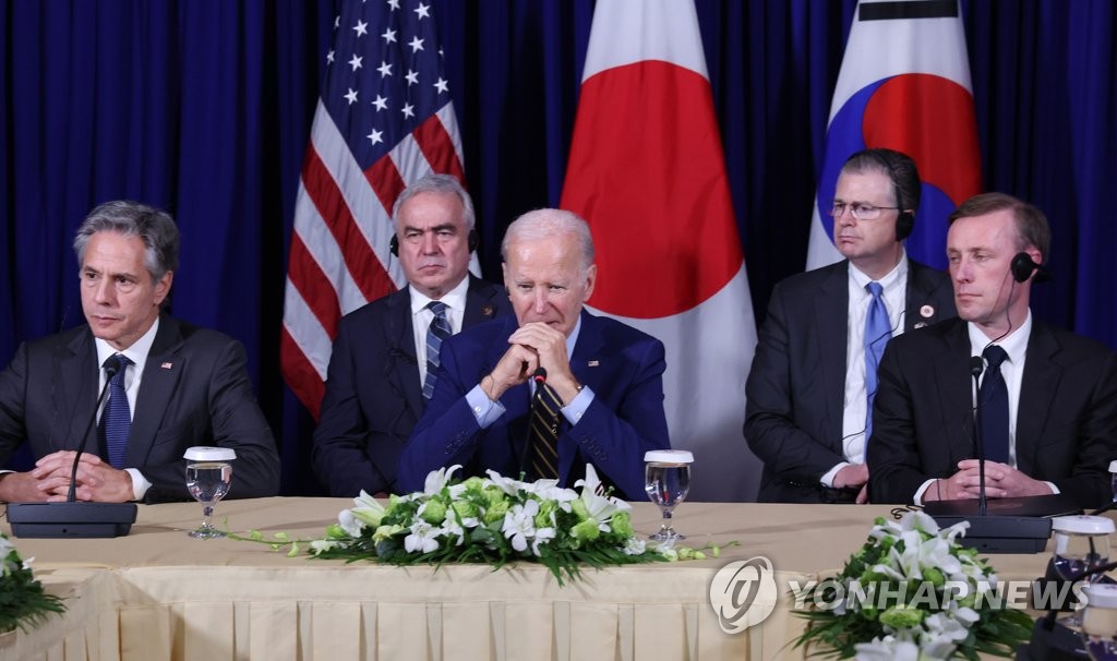 尹-바이든 "북핵 사용시 가용수단 활용해 압도적 힘으로 대응"(종합)