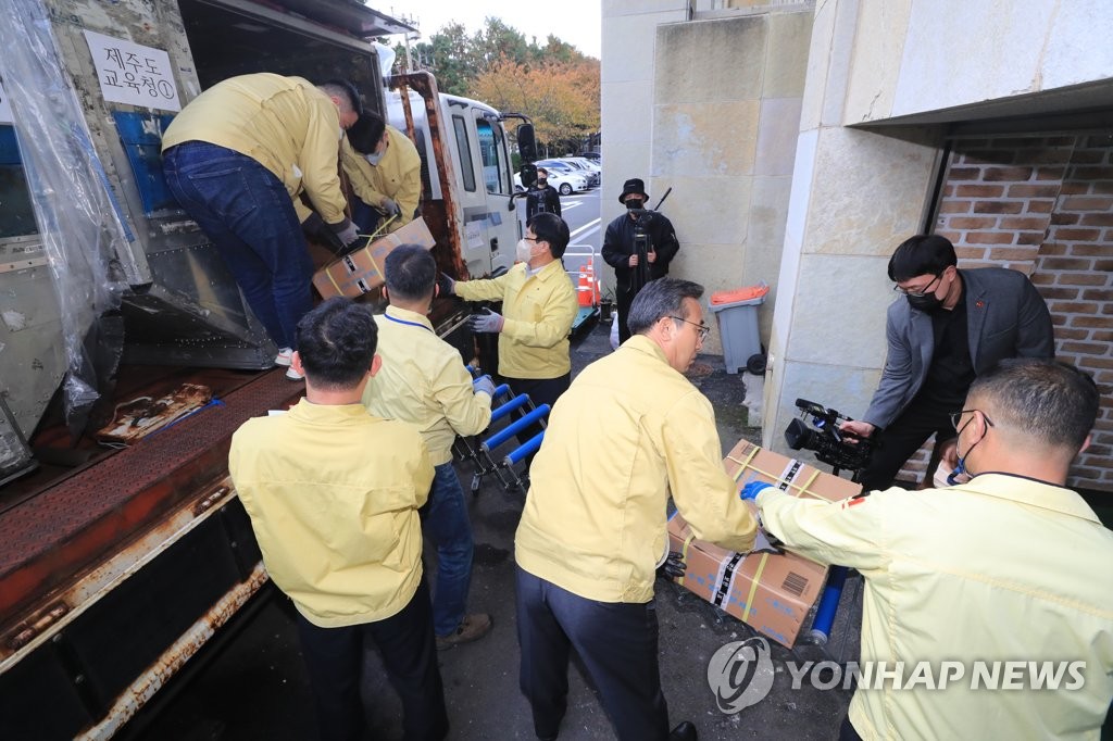 "수능 차질 없도록"…시위·파업 중단되고 숙식·교통 제공까지