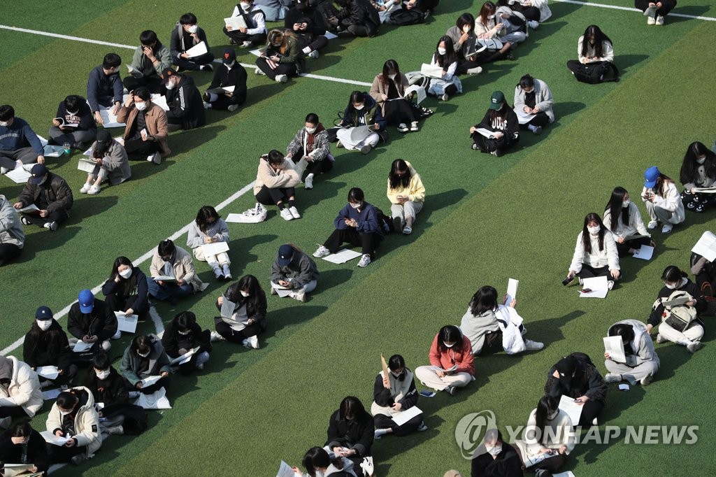 긴장된 표정 속 수능 예비소집…"준비한 대로 잘 쳤으면"