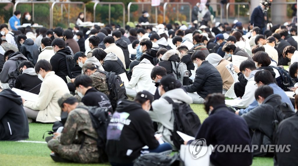 긴장된 표정 속 수능 예비소집…"준비한 대로 잘 쳤으면"