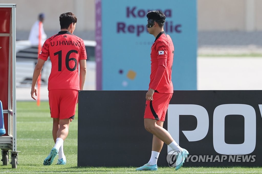 [월드컵] '마스크맨' 손흥민 떴다…입성 첫날 그라운드서 훈련(종합)