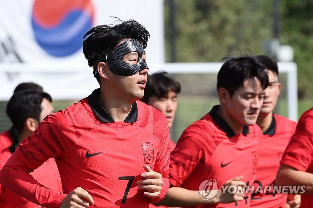 [월드컵] '마스크맨' 손흥민 떴다…입성 첫날 그라운드서 훈련(종합)