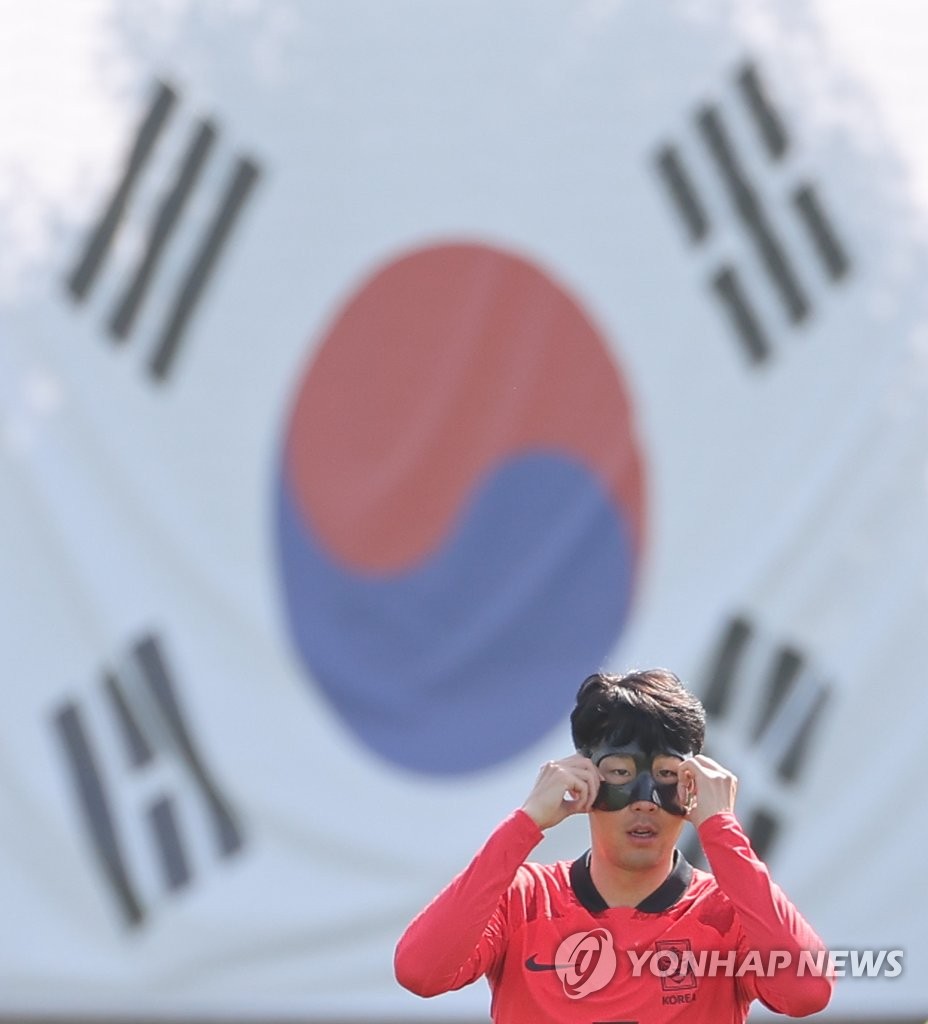 [월드컵] '마스크맨' 손흥민 떴다…입성 첫날 그라운드서 훈련(종합)