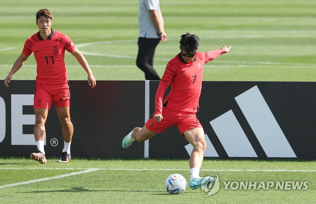 [월드컵] '마스크맨' 손흥민 떴다…입성 첫날 그라운드서 훈련(종합)