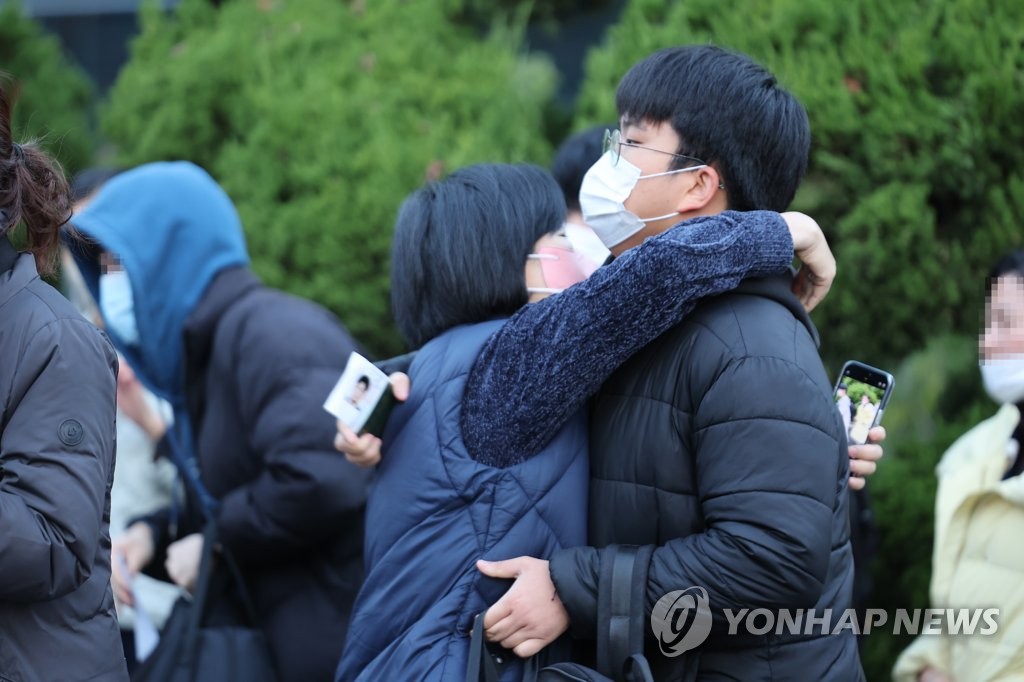 [수능] "평소 하던 대로 하고 와" 뜨거운 포옹 속 수험생 입실