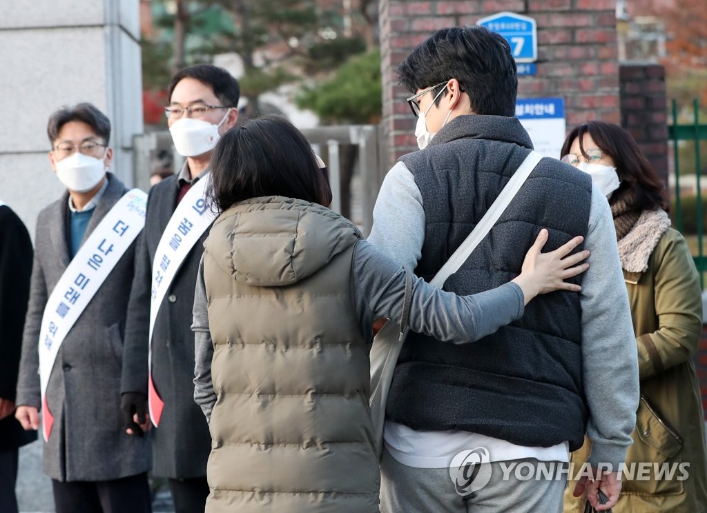 [수능] 한파·응원 열기 없는 시험장…강원 수험생 차분히 입실