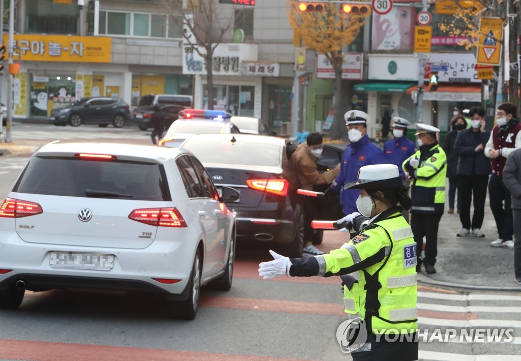 [수능] 대전·충남경찰, 헤매는 수험생 수송하고 수험표 찾아주고(종합)